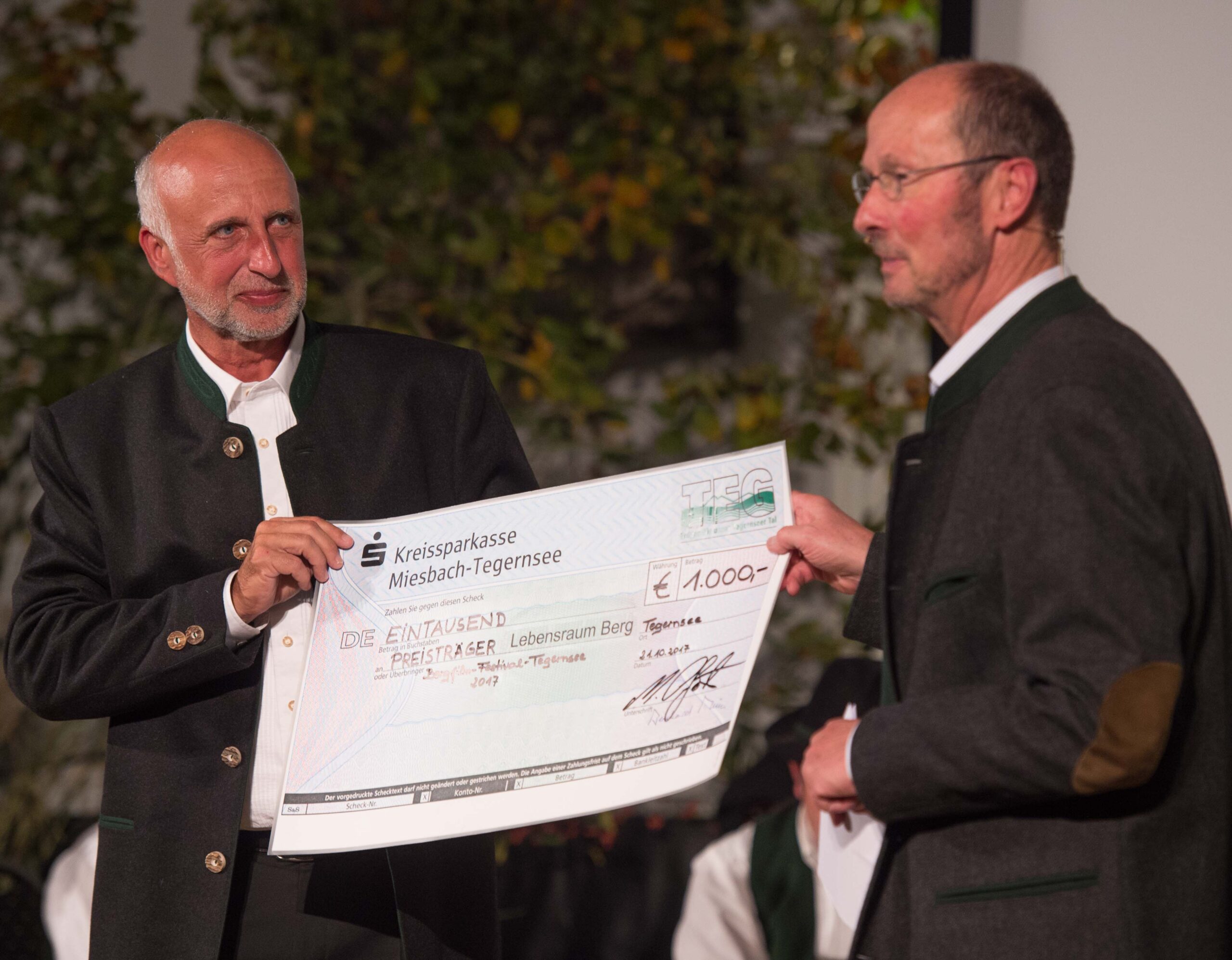 Bernhard Reith von der Tegernseer Erdgasversorgungsgesellschaft und Michael Pause mit dem Gewinnscheck für den Preis in der Kategorie Lebensraum Berg (Foto: Thomas Plettenberg