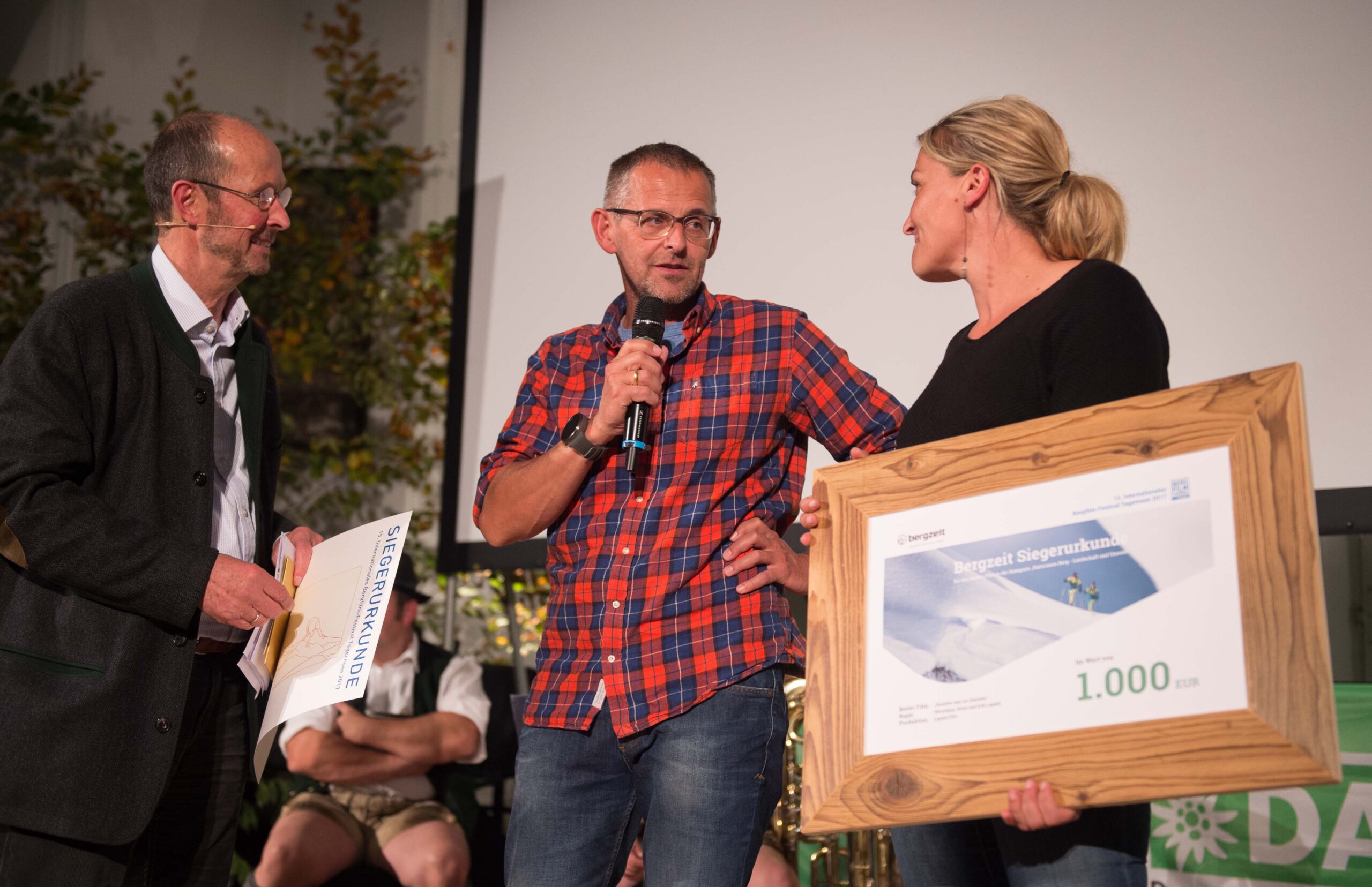 Michael Pause - Festivaldirektor, Maximilian Hofbauer - Bergzeit, Véronique Lapied - Bergzeit-Preis in der Kategorie Naturraum Berg für "Dessine-moi un chamois" (Foto: Thomas Plettenberg)