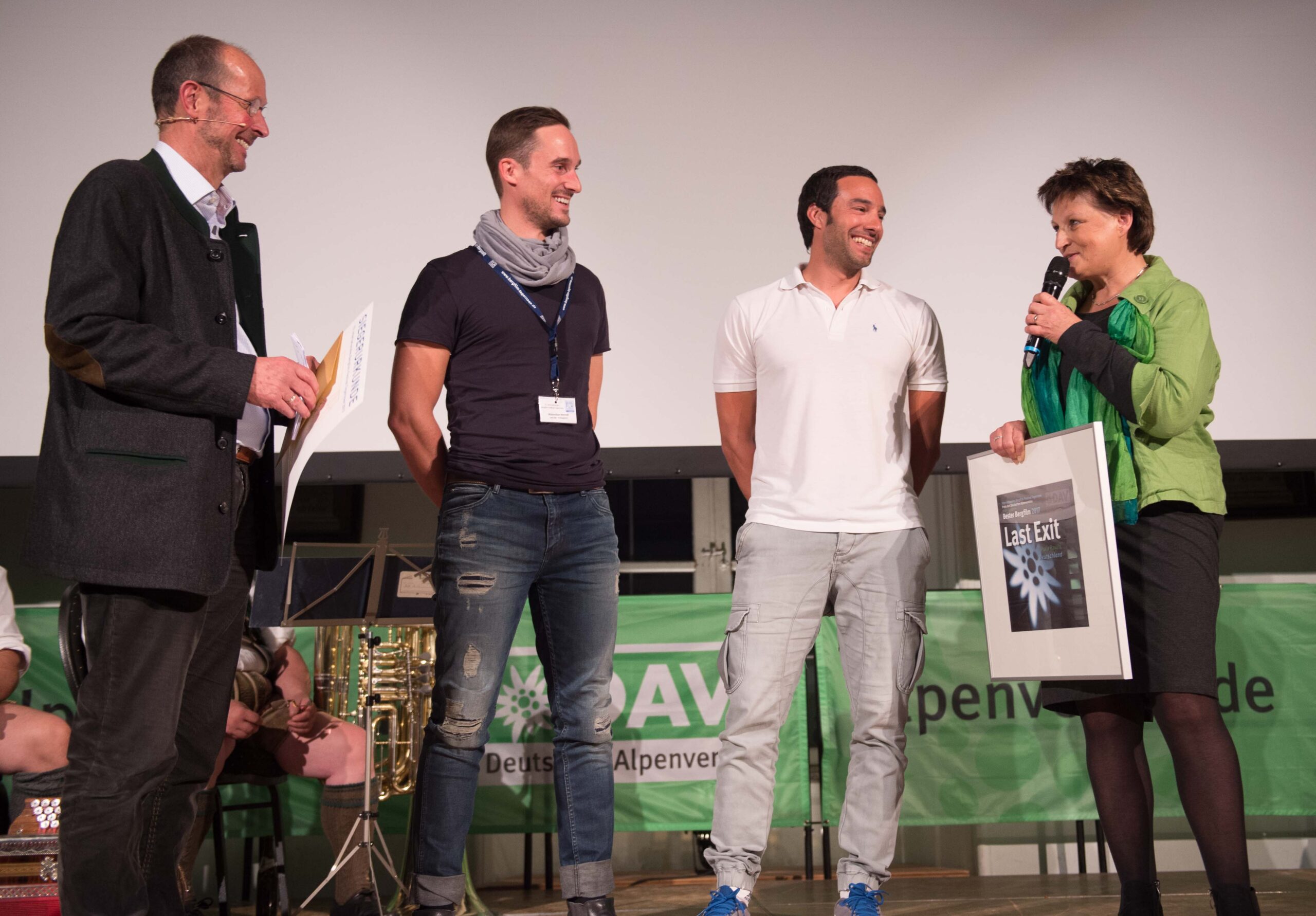 v.li. Festival-Direktor Michael Pause, Maximilian Werndl, Puria Ravahi - Film "Last Exit" - Burgi Beste - DAV; Übergabe DAV-Preis bester Film in der Kategorie "Erlebnisraum Berg" (Foto: Thomas Plettenberg)