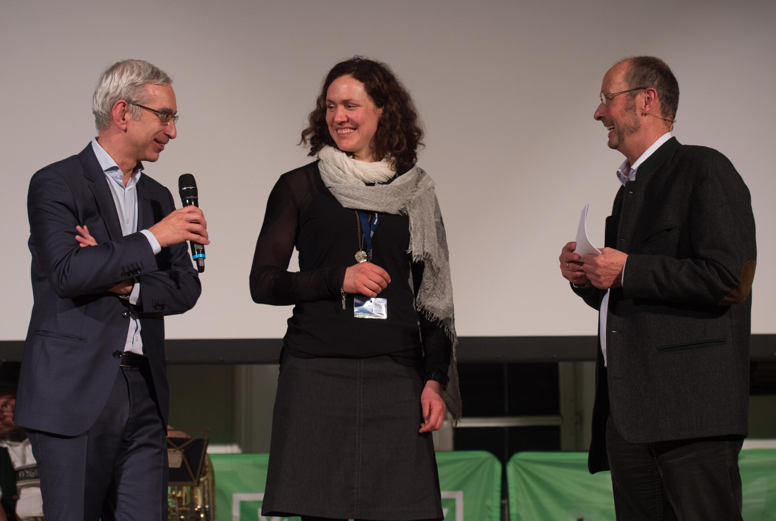 Fernsehdirektor Reinhard Scolik - BR, Carla Braun-Elwert, Gewinnerin des Bayern 2-Publikumspreises mit "Symphony on Skis", Festival-Direktor Michael Pause (Foto: Thomas Plettenberg)